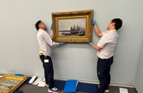 Věšení Boudinova obrazu v japonském SOMPO Museum of Art, zdroj Filip Suchomel